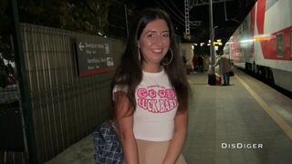 Подцепил красотку на вокзале и трахнул её в поезде , с неожиданным концом порно